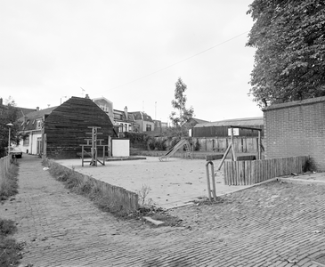 882098 Gezicht op een braakliggend terrein aan het Zwarte Water te Utrecht, dat tijdelijk in gebruik is als ...